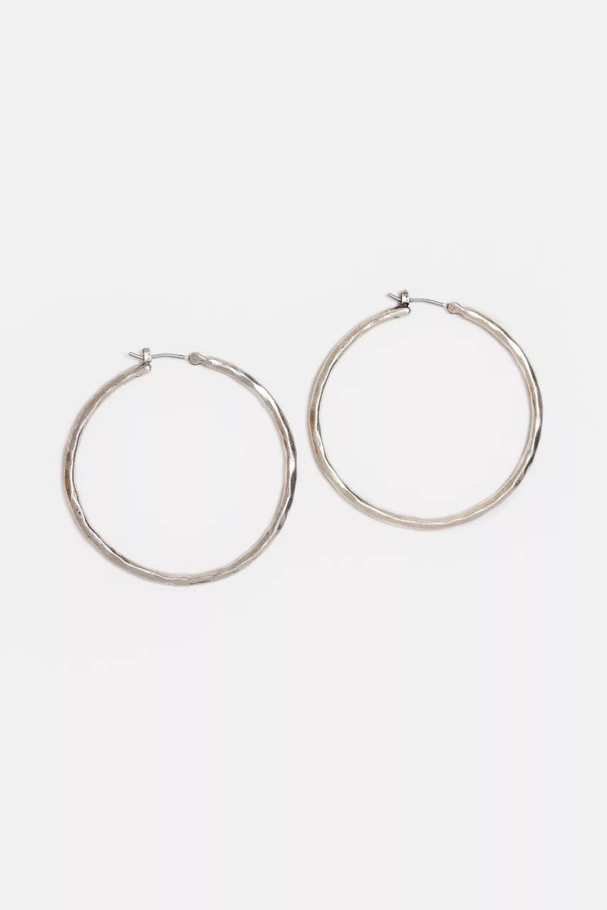 HAMMERED METAL HOOP EARRING