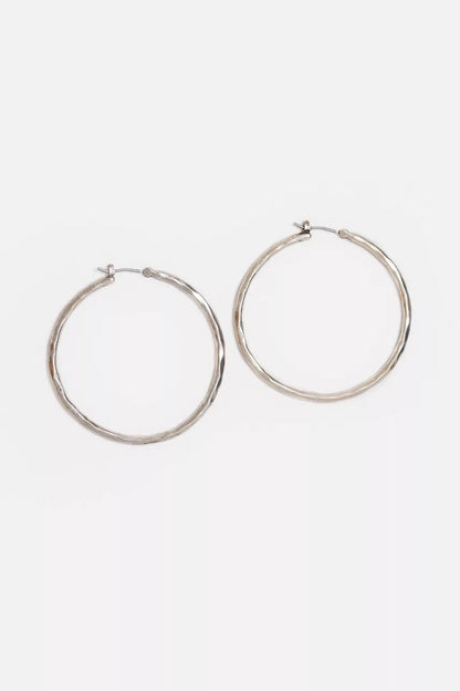 HAMMERED METAL HOOP EARRING